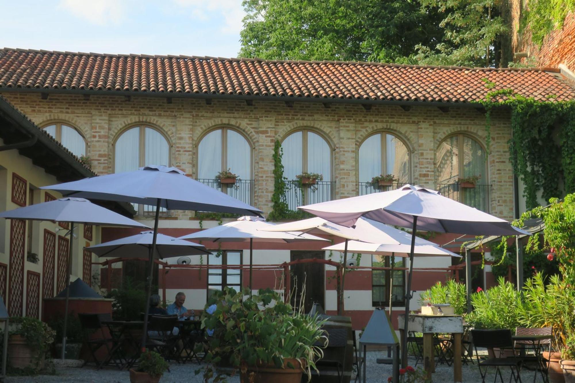 Foresteria Ristorante Conti Roero Monticello d'Alba Exterior photo
